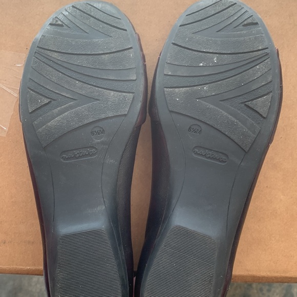 EXCELLENT CONDITION Womens cushioned slight wedge flats! - Picture 3 of 5